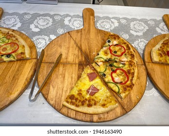 Big Bell Pepper Pizza On Wooden Tray In Party