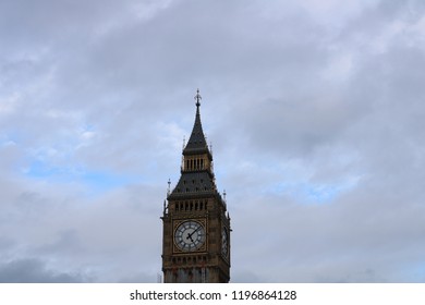 Big Ben closeup with clouds