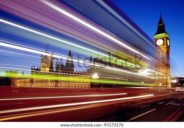 Big Ben in London with traffic. Long exposure\
with movement