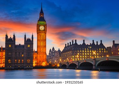 Big Ben und Westminster-Brücke in der Abenddämmerung in London