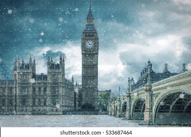 Big Ben und Westminster Bridge an einem kalten, schneebedeckten Wintertag, London, Vereinigtes Königreich
