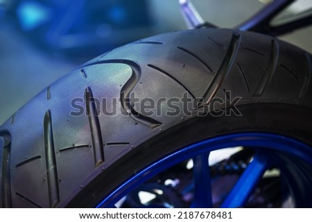 Big bike tire. Cruiser It is a motorcycle tire with a wide tire size. and larger than normal tires