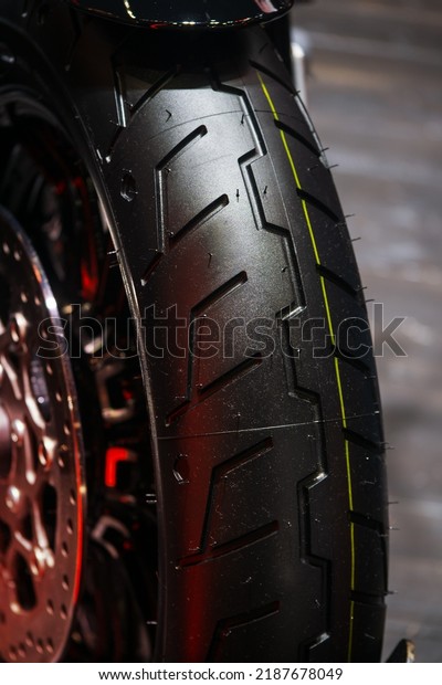 Big bike tire. Cruiser It is
a motorcycle tire with a wide tire size. and larger than normal
tires