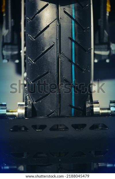 Big bike tire. Cruiser It is
a motorcycle tire with a wide tire size. and larger than normal
tires