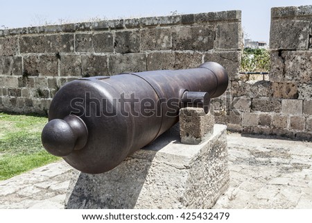 big-cannon-on-rock-old-450w-425432479.jp