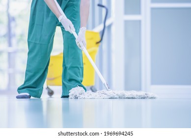 Big cleaning in hospitals to kill the coronavirus, COVID-19