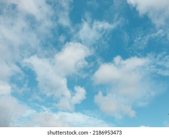 Große Wolke schwebt auf blauem Himmelshintergrund mit Kopienraum.Meteorologie.Der Himmel ist mit Nebel verstreut.