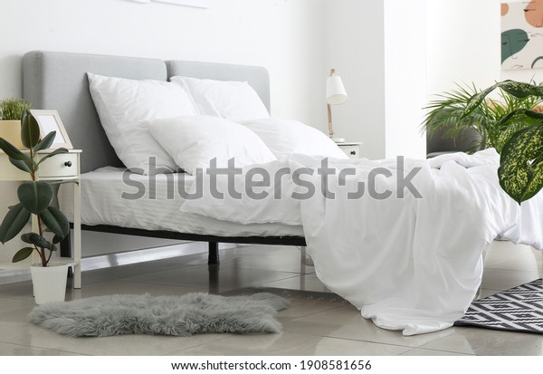 Big comfortable\
bed with clean linen in\
room