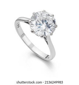 El gran anillo de diamante aislado en fondo blanco. Anillo De Compromiso De Diamantes Grande. 