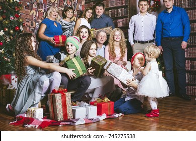 Big Family Happy With Beautiful Smiles To Celebrate Christmas Together At Home