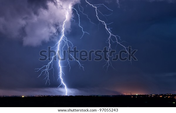 都市の嵐の空の大きな雷 の写真素材 今すぐ編集