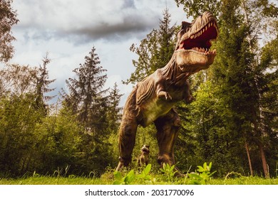 Big model of prehistoric dinosaur Tyrannosaurus rex in the nature. Realistic scenery.