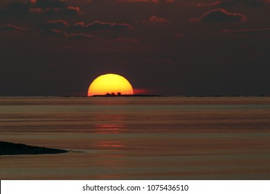 [Obrazek: big-orange-half-sun-setting-260nw-1075436510.jpg]