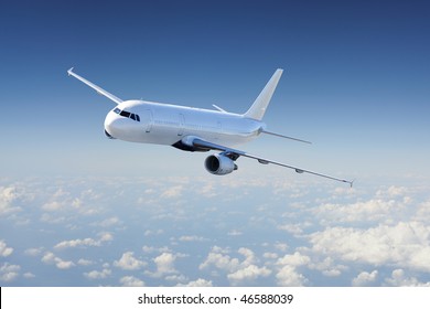 Großes Passagierflugzeug, das über bewölktem Himmel fliegt