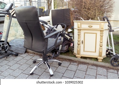 Imagenes Fotos De Stock Y Vectores Sobre Disposal Old Furniture