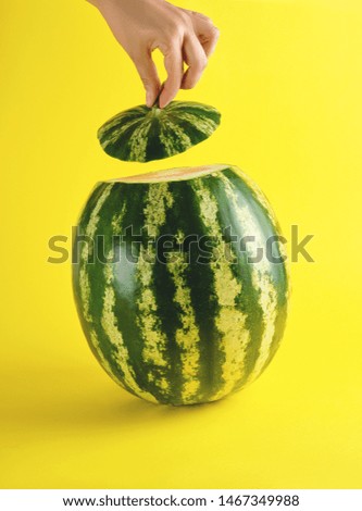 große grün gestreifte ganze Wassermelone auf weißem Hintergrund