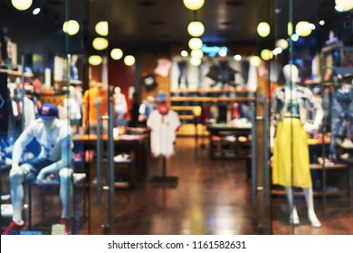 Big Sales On Black Friday. Blurred On Sale At A Clothing Store In A Modern Shopping Mall. Beautifully Laid Out Things In The Storefront. Mannequins In The Shop Window                              