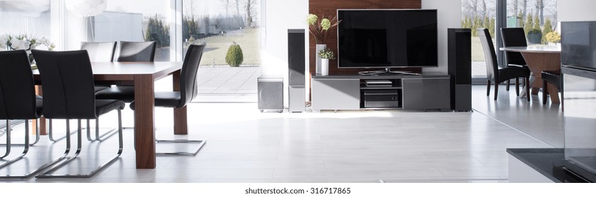 Big Screen TV In Fashionable Modern House 