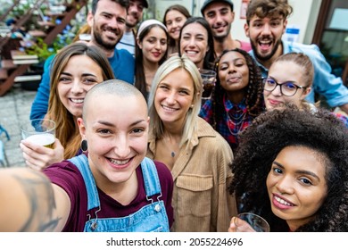 große Selfie-Gruppe, viele Menschen um eine Frau, die eine große Auswahl einer multiethnischen Gruppe nimmt, Studenten Spaß haben, große Party, Menschen aus verschiedenen Teilen der Welt, Multi-Alters-und Diversitätskonzept