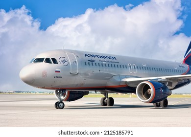 Ein großer, silberblauer Aeroflot-Jet, der am Flughafen starten kann: Abakan, Russland - 08. August 2020
