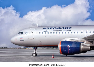 Ein großer, silberblauer Aeroflot-Jet, der am Flughafen starten kann: Abakan, Russland - 08. August 2020
