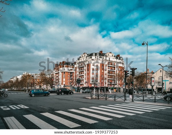 Big streets in\
a big city. High quality\
photo