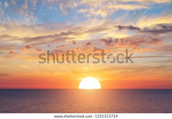 大きな太陽と海の夕日の背景 自然の構成 の写真素材 今すぐ編集