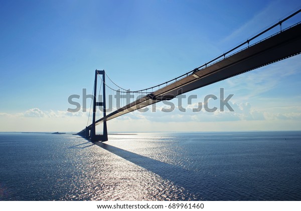 バルト海のデンマークとスウェーデンの間の大きな吊り橋 の写真素材 今すぐ編集