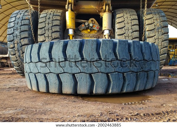 The big tyre for\
mechanical dump truck