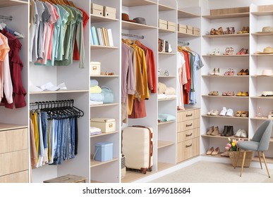 Gran armario con ropa y accesorios diferentes en el vestidor