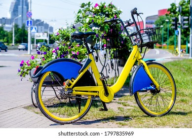 El parque de la ciudad ofrece bicicletas para compartir bicicletas
