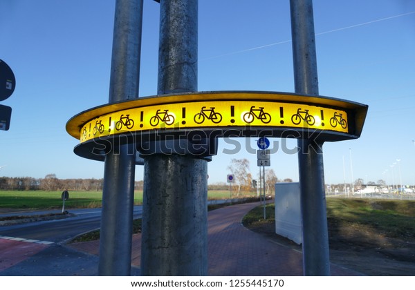 Bike Flash warning system, a flashing light strip\
traffic system to prevent right-turning trucks from causing\
dead-angle accidents involving parallel cyclists - Garbsen, Hanover\
district, Germany