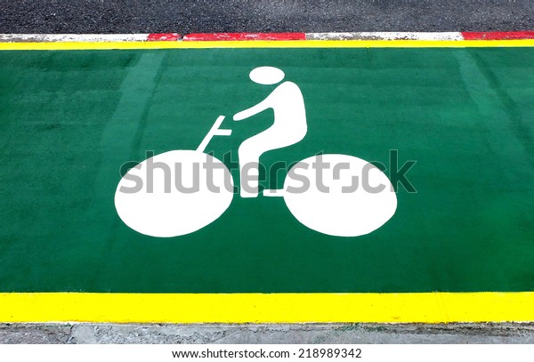 Bike lane and
bike symbol on green
footpath.