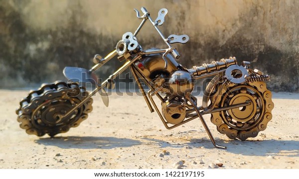 スクラップ素材を使ったバイクモデル スクラップ金属片を使った小型メタルバイク 手作りの金属玩具のオートバイ 短い深さのスクラップ金属片で作ったバイクの接写 マクロ の写真素材 今すぐ編集