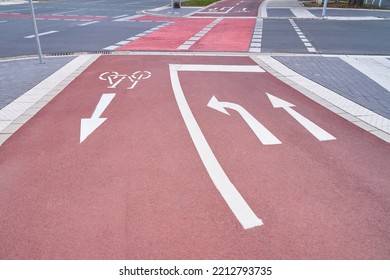 Bike Path In Two Directions. Also A Left Turn Lane For Cyclists. A Bicycle Sign Can Be Seen On The Street. Modern Cities Want Alternative And Environmentally Friendly Mobility. 