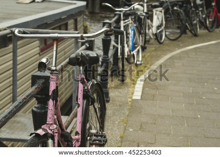 Fahrräder in der Nähe von niederländischen Häusern in Amsterdam City