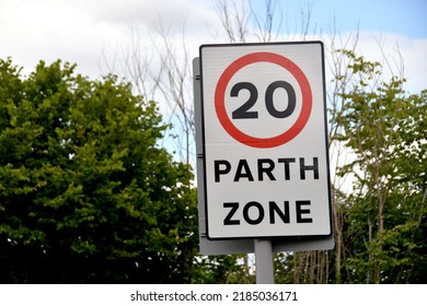 Bilingual road sign showing a 20 mph speed limit at the approach to a village in Wales