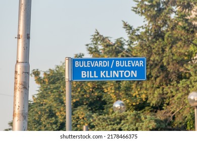 Bill Clinton Boulevard (Bulevardi Bill Klinton) sign.