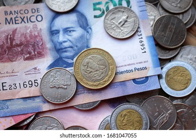billetes y monedas mexicanas junto a dolares (blue and pink mexican bollar algon with american dollars cents and pennies) pesos vs dollar (10 pesos, 500 pesos, 5 pesos)