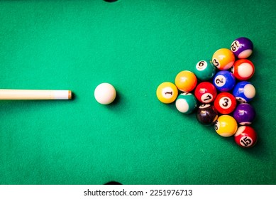 Bolas de billar en la mesa verde con el indice de billar, Snooker,Juego de billar.Cue apuntar pirámide de billar sobre la mesa verde.Vista superior.Concepto de deporte de billar.