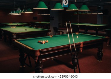 Mesa de billar con superficie verde y bolas en el club de billar.Juego de billar.