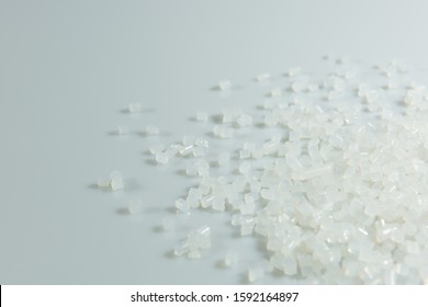 Biodegradable plastic pellets made from starch and renewable sources