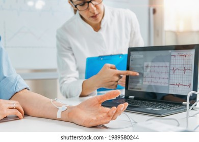 Biofeedback - weibliche Hand mit angeschlossenen Sensoren zur Messung der Herzfrequenz. Biofeedback ist eine ergänzende Technik zur Verbesserung der Gesundheit, die in einigen Gesundheitszentren eingesetzt wird. 