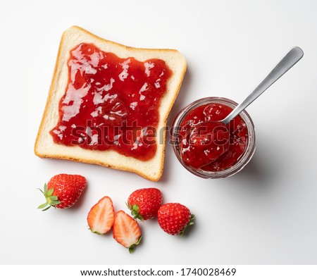 A bird's-eye view of the strawberry jam-filled bread and strawberry fruit on a white background 商業照片 © 