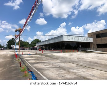 Birmingham, AL / USA - August 11, 2018: Old Adamson Ford Used Car Dealership That Has Gone Out Of Business With An Empty Parking Lot.