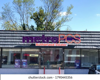 Birmingham, AL / USA - December 5, 2019: Outside Storefront And Logo Of A Metro PCS Retail Store