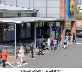 BIRMINGHAM, UK - 2020: Coronavirus Social Distancing At Lidl Supermarket In Halesowen, Birmingham, West Midlands