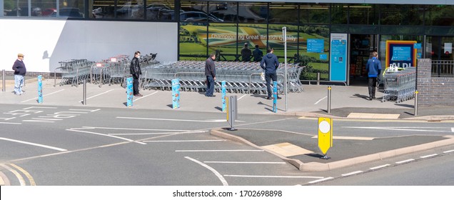 BIRMINGHAM, UK - 2020: Coronavirus Social Distancing At Aldi Supermarket In Halesowen, Birmingham, West Midlands