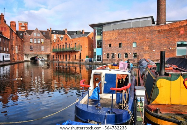 Birmingham water canal network - famous Gas\
Street Basin. West Midlands,\
England.