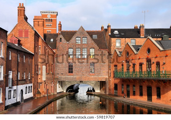 Birmingham water canal network - famous Gas\
Street Basin. West Midlands,\
England.